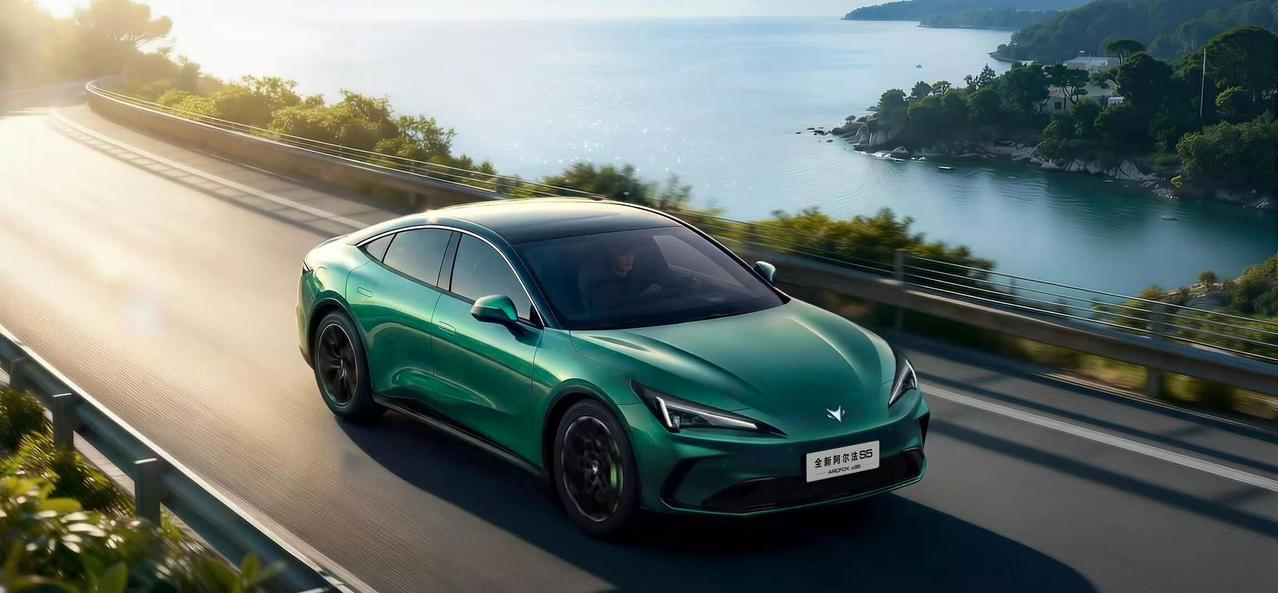 极狐阿尔法S5全新官图公布 推增程版本北汽极狐全新阿尔法S5外观官图正式发布，新