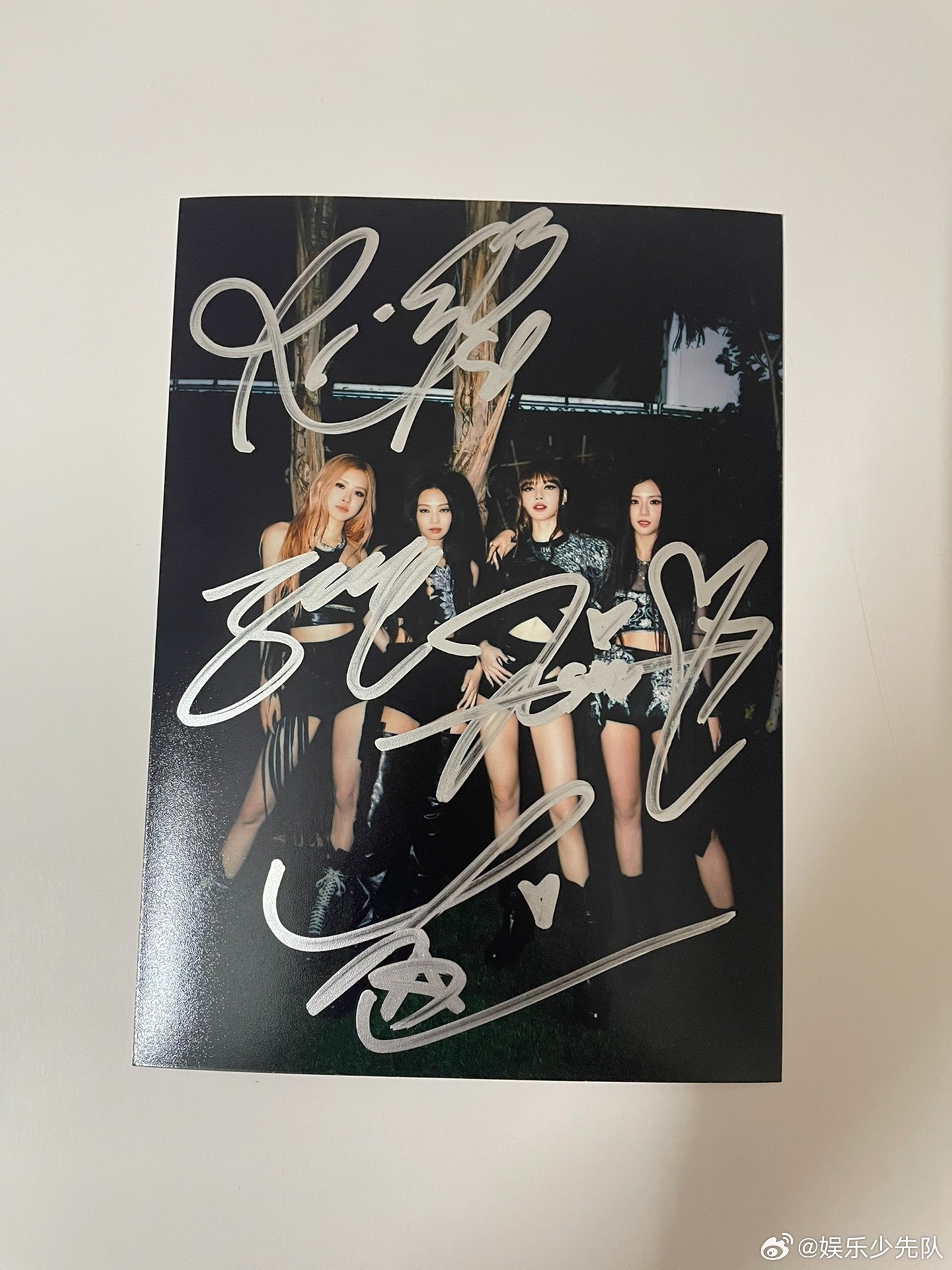 Blackpink亲笔签名 ​​​