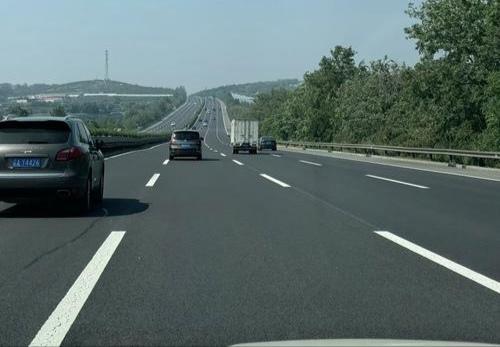 跑高速长途前自己动手检查刹车系统其实很简单，只需一个小方法就能判断好坏，快收藏起