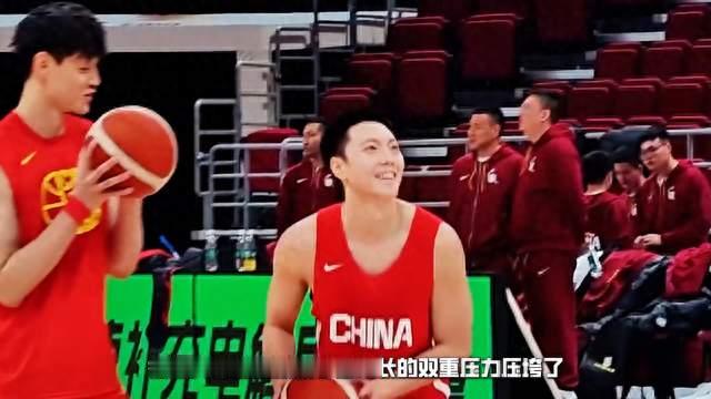 中国队长兼旗手荣誉战仅2中0！胡明轩真是被压力压垮的吗？