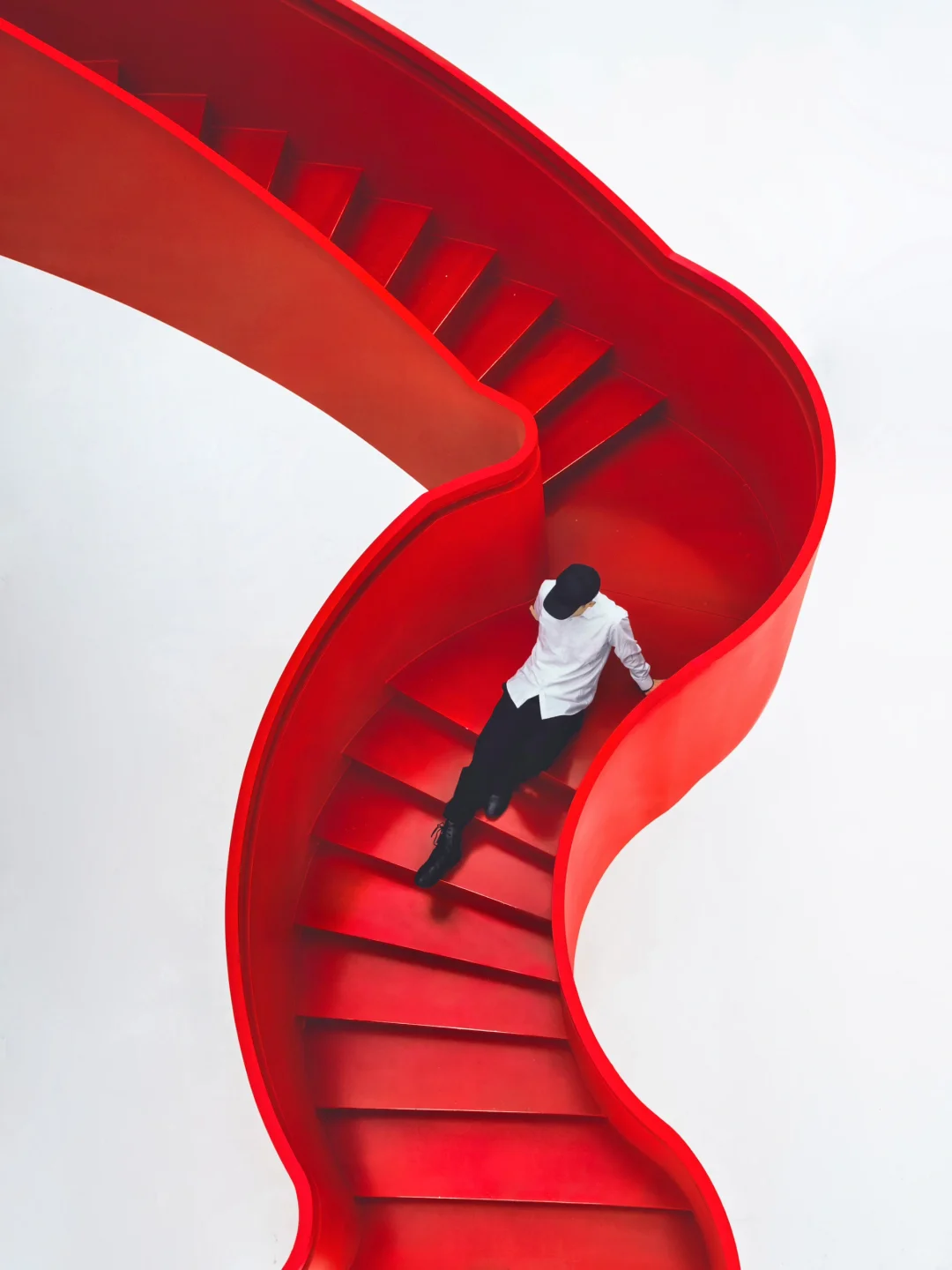 上海松江丨泰晤士小镇里的红色旋梯太出片了