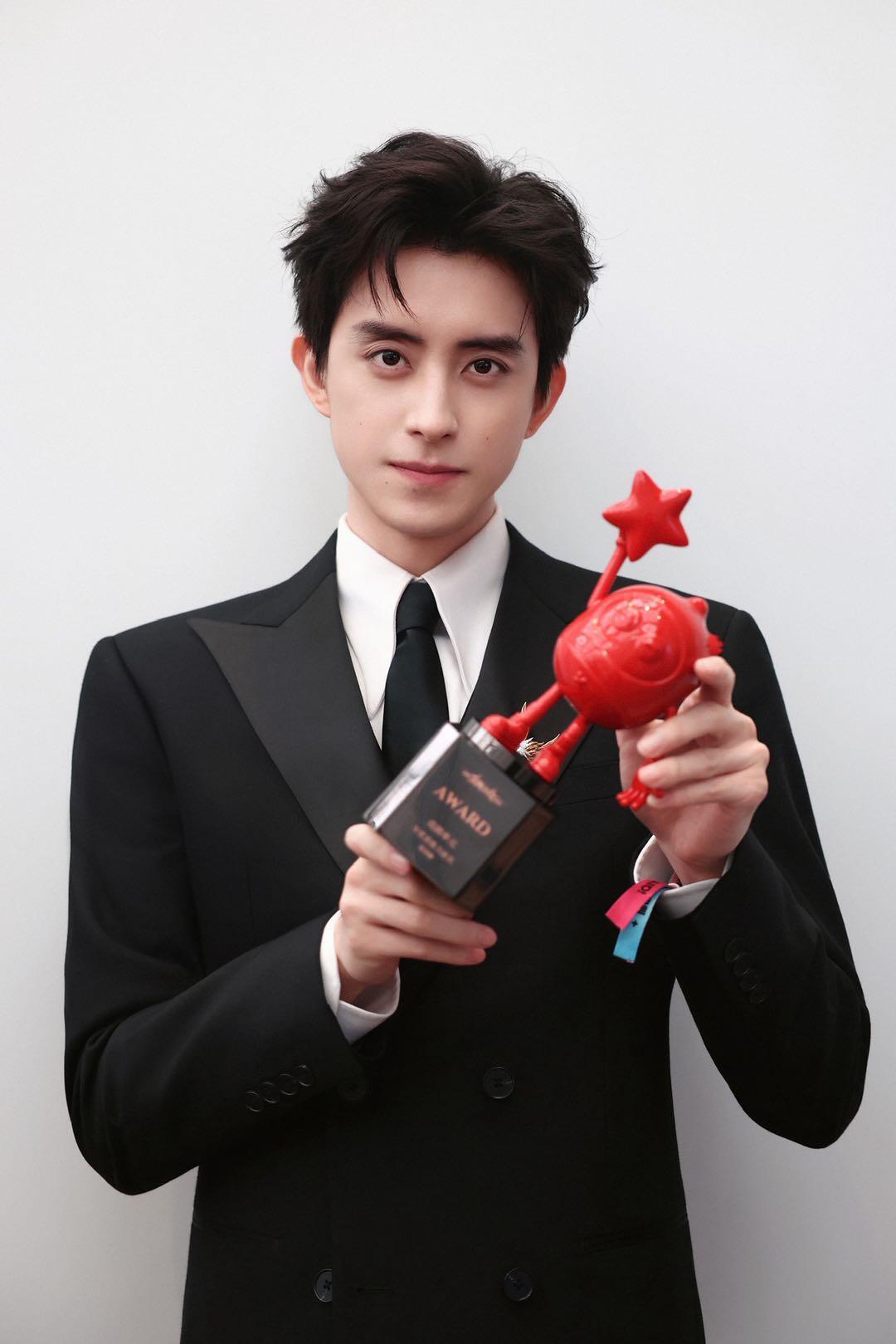 敖瑞鹏被认成张凌赫嗯？敖瑞鹏被机场粉丝认成了张凌赫，虽然帅哥都有共同点，但这俩人