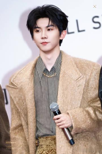 马嘉祺名利场贵公子 马嘉祺踏入名利场，瞬间让整个场地都熠熠生辉。他有着深邃而明亮