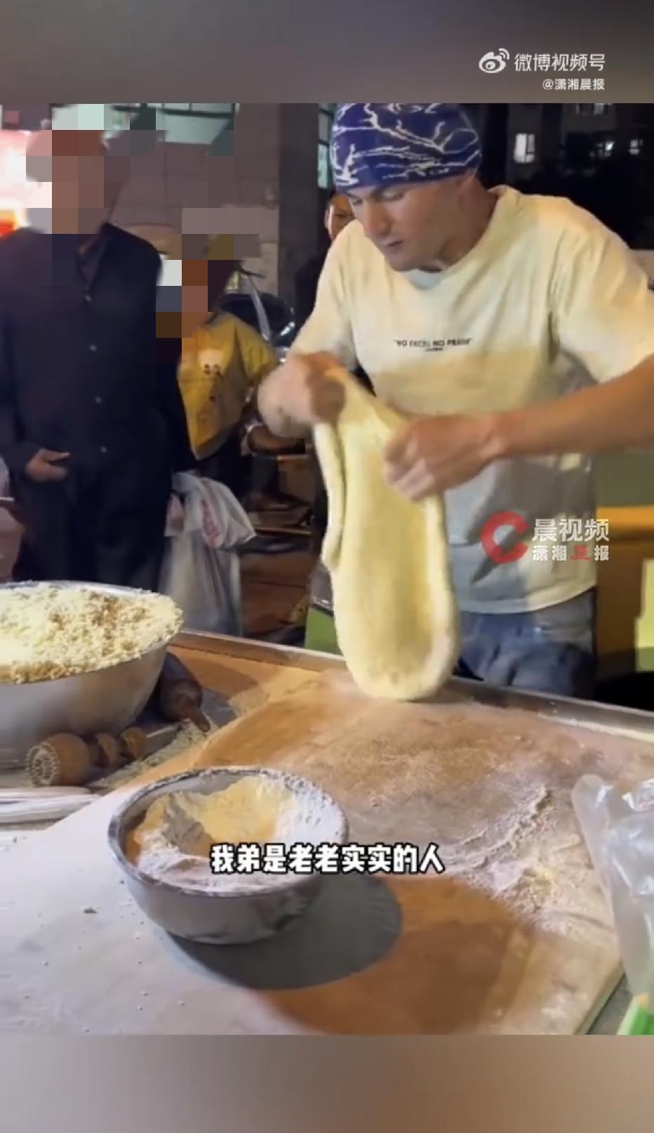 太戳心了！西安街头，一摆摊的新疆小伙，做的烤馕，有脸盆那么大，可没想到，只要10
