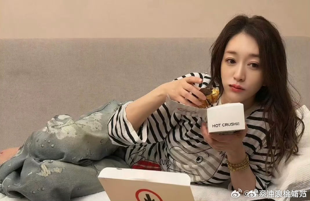 李小冉凌晨3点还在吃蛋挞这个冉凌晨三点多还在吃蛋挞，好好好，放假就要吃放纵餐，姐