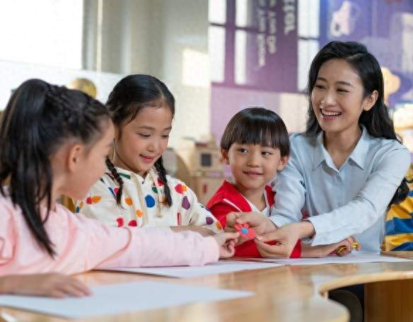 教育部：让教师真正成为最受社会尊重、最令人羡慕的职业