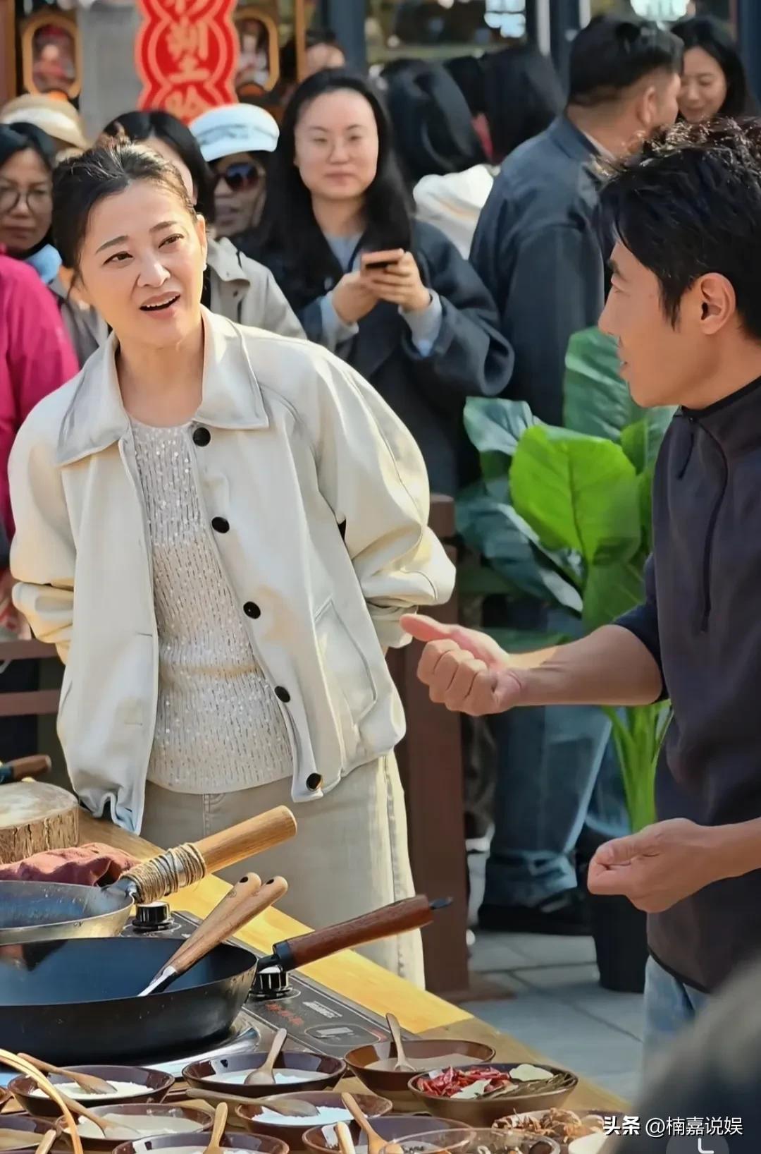 梅婷和撒贝宁在北京隆福寺录节目，素颜现身的她，这张脸看着真舒服。
撒贝宁不愧为央