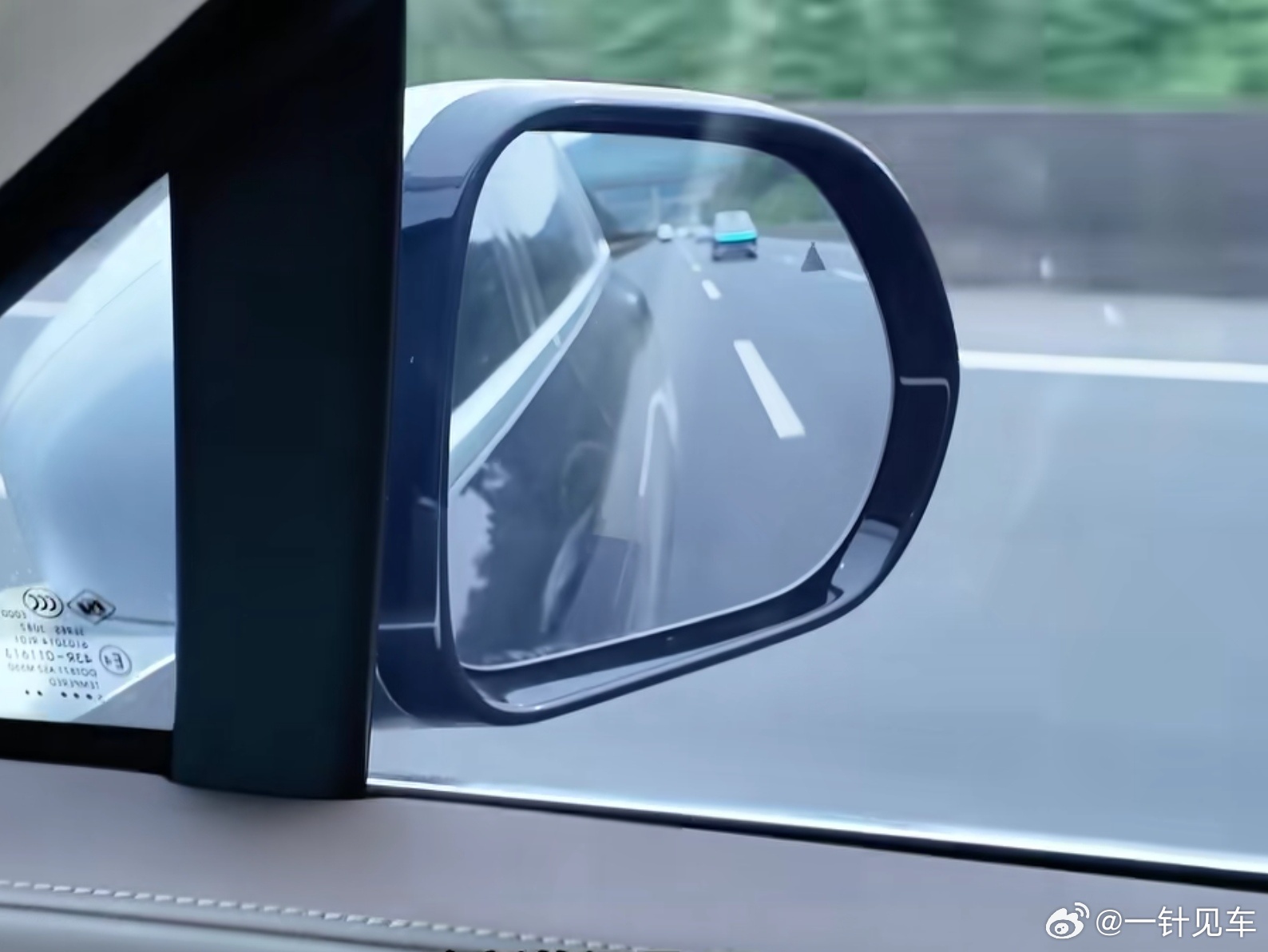 新款问界M9的“大蓝灯”当然实际上应该就是类似M8的前面的细高亮贯穿灯带，只是拍