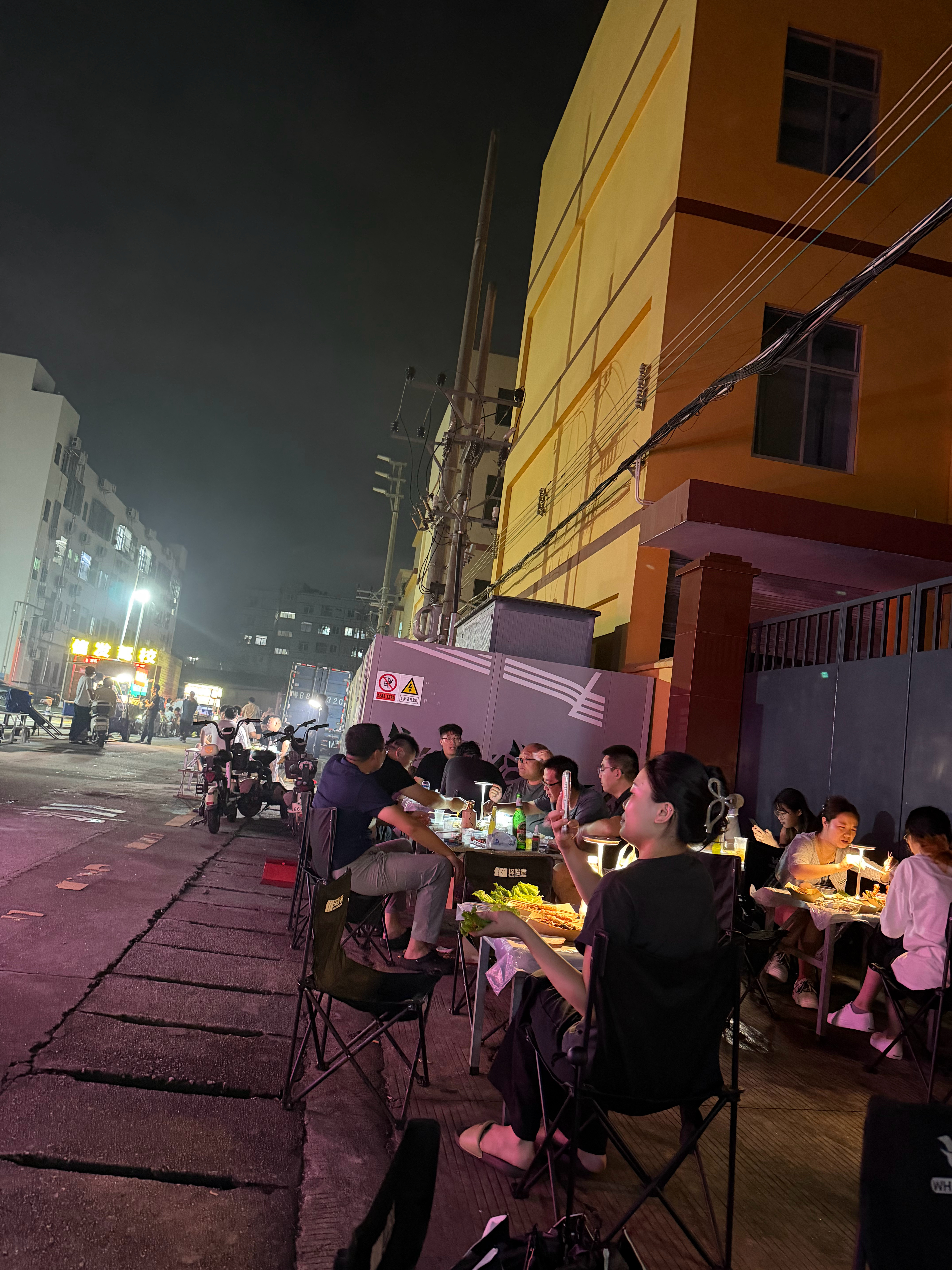 很久没吃烧烤了，大油边吃起来