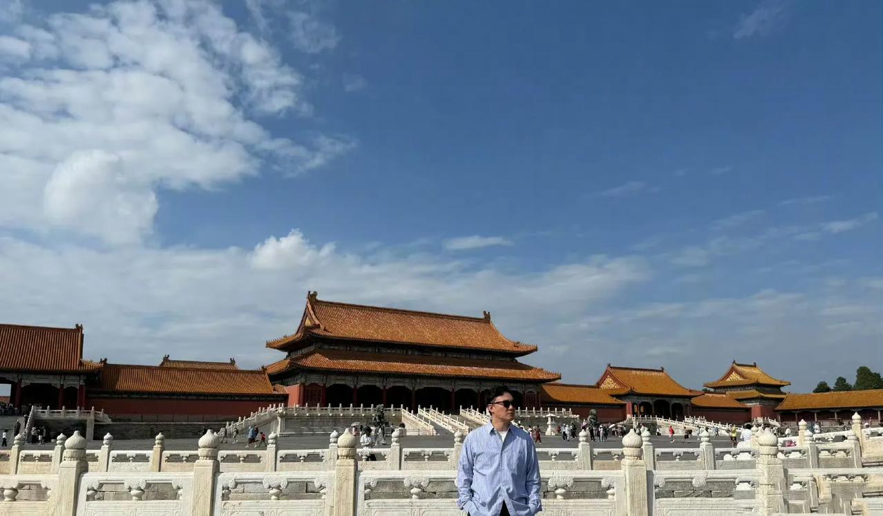 陈奕迅低调打卡故宫！晒游客照无滤镜接地气！歌神陈奕迅也来故宫了！网友偶遇并曝光其