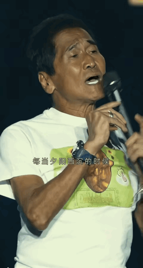 又黑又瘦的齐秦，在“湾区升明月”晚会上唱歌，看到很多人说不喜欢这种演唱方式。说要