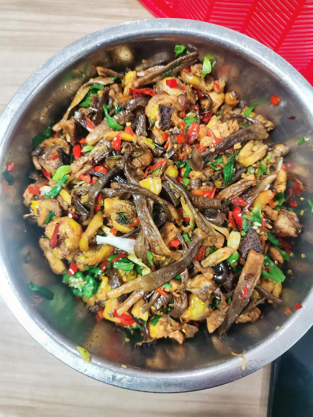 公司食堂今日菜谱：
红烧鸡块
素炉红萝卜
炒青菜。

叶子飘落不是树的失败，
而