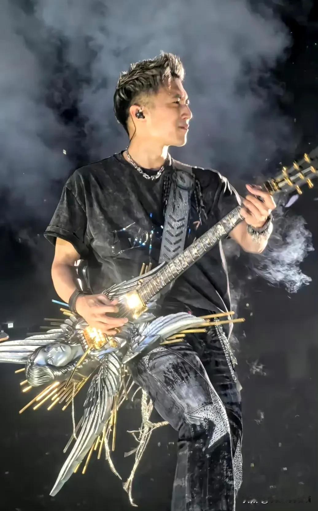 谢霆锋演唱会这把天使吉他是定制吉他，暗藏王菲深意，价值超千万，打造了三年！ ​​