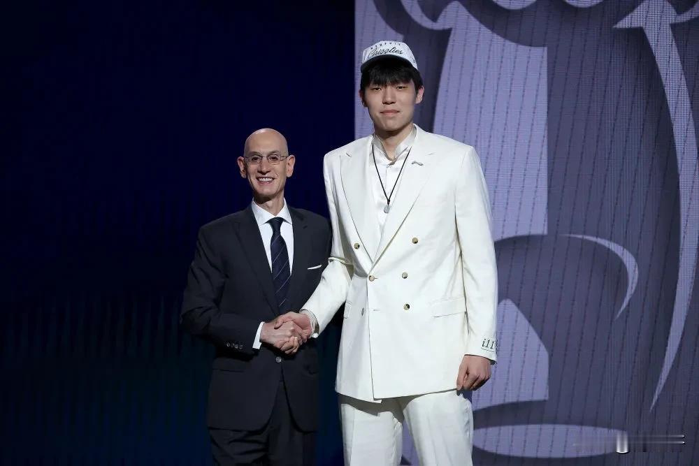 20岁生日收大礼！杨瀚森16顺位闪耀NBA，中国篮球新曙光来了！
 
20岁生日