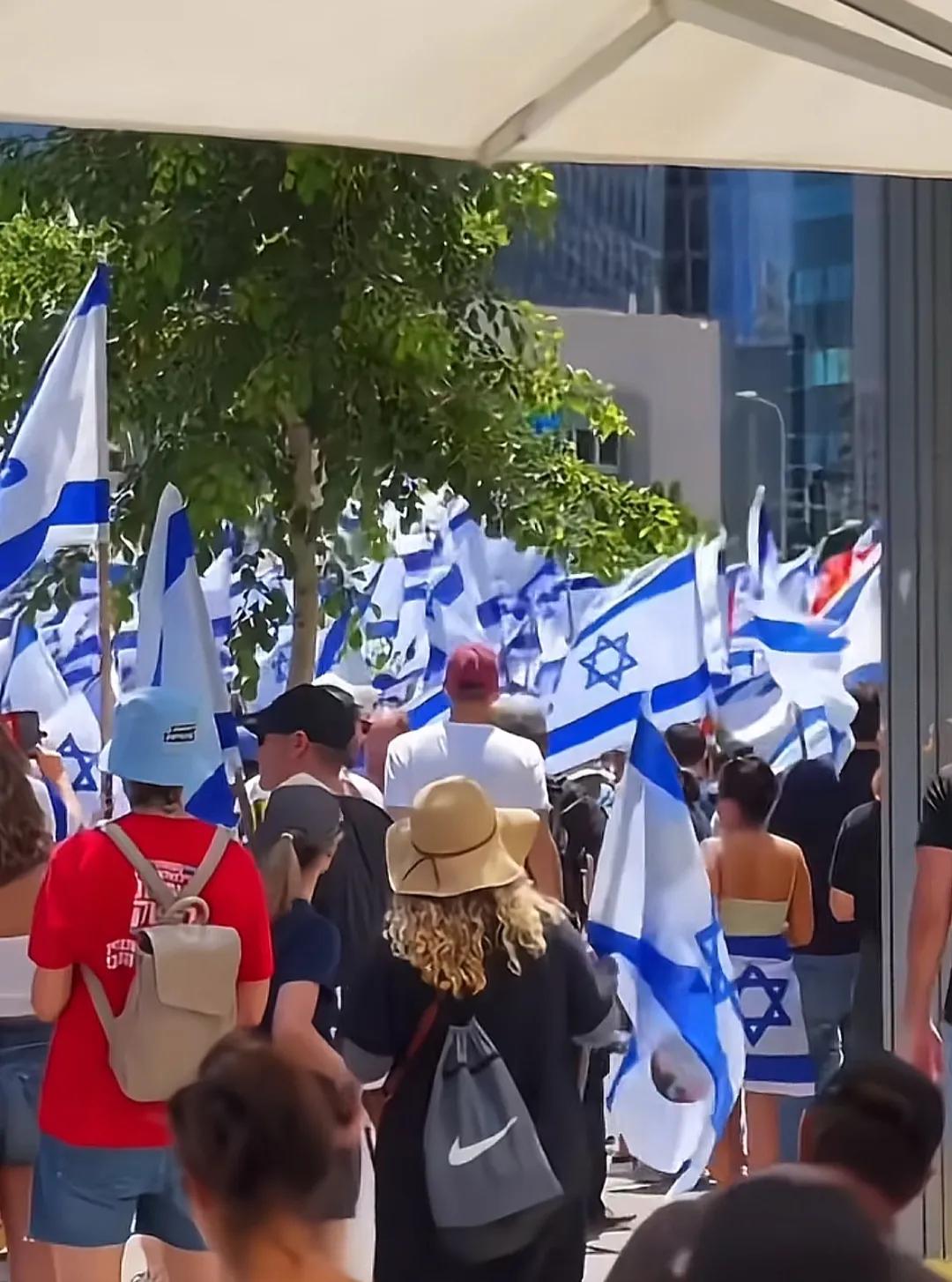 以色列🇮🇱在庆祝胜利，全世界的媒体也都在报道被劫持了两年多的人质中的幸存者回