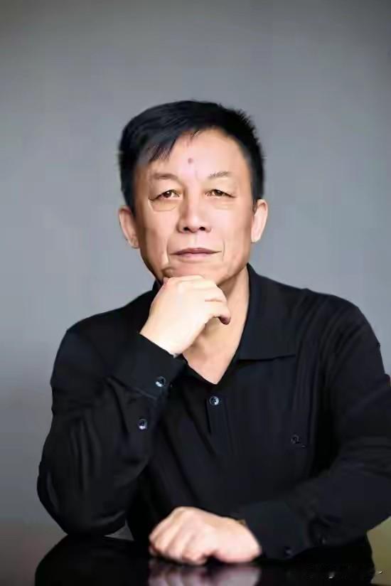 易中天大师说：当你兜里没钱的时候，看到别人穿名牌开好车，你就会羡慕嫉妒恨。
当你