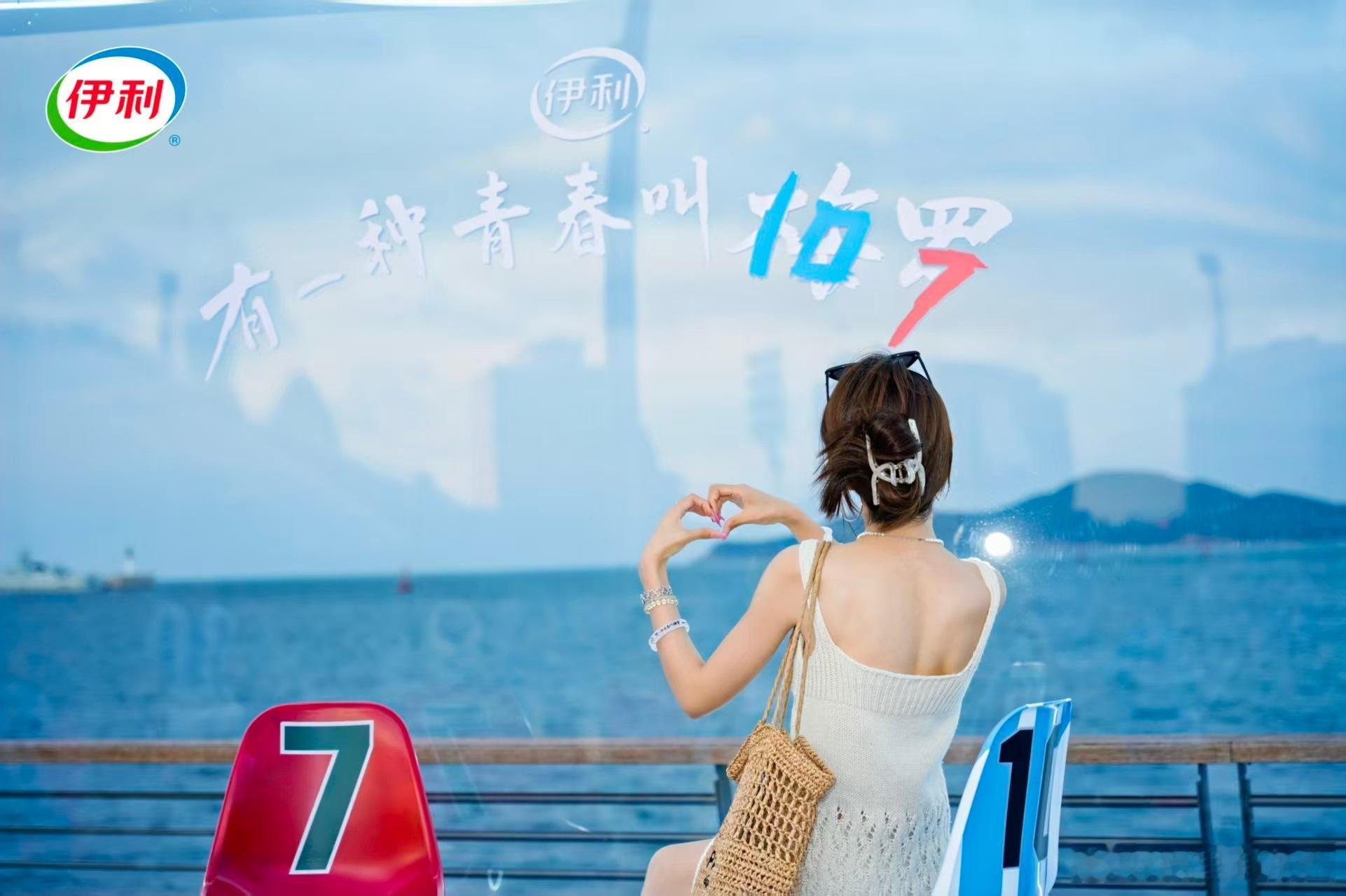 一代人的青春浪漫在威海具象化了来到威海海上足球场，坐在梅罗青春座椅之上，吹着海边