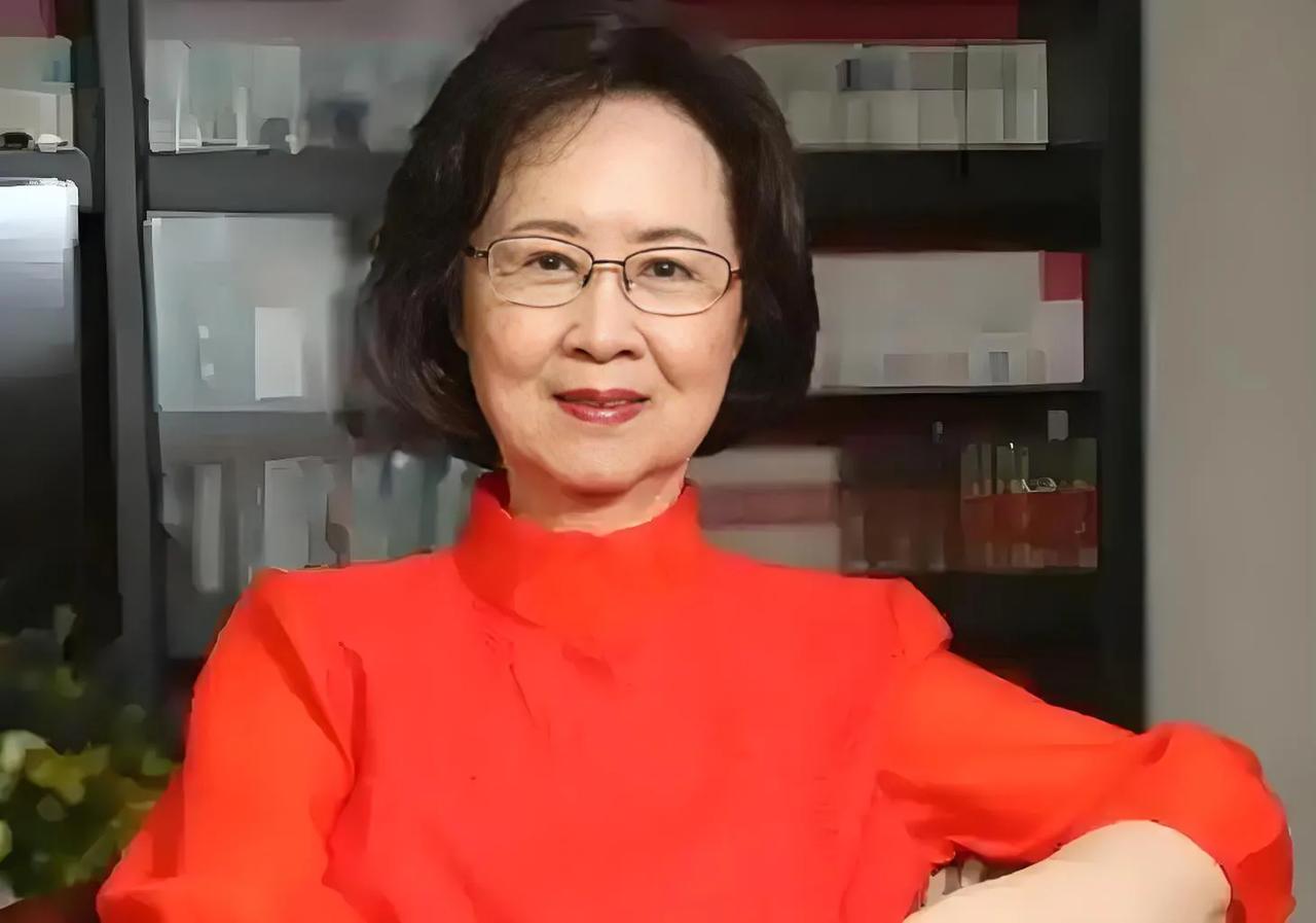 有个灵性风水师说起去世后的琼瑶。平鑫涛走了以后，琼瑶那是特别思念他。据说他们有三