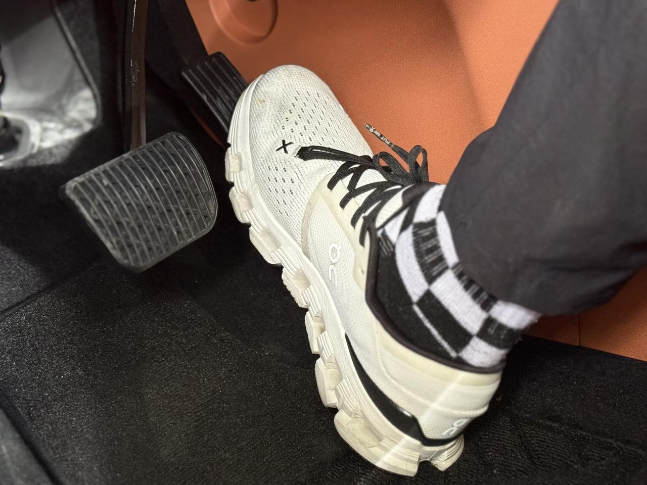 大家开智驾的时候，右脚放哪里？

我一般是轻轻搭在加速踏板上，这样做跟平时开车习