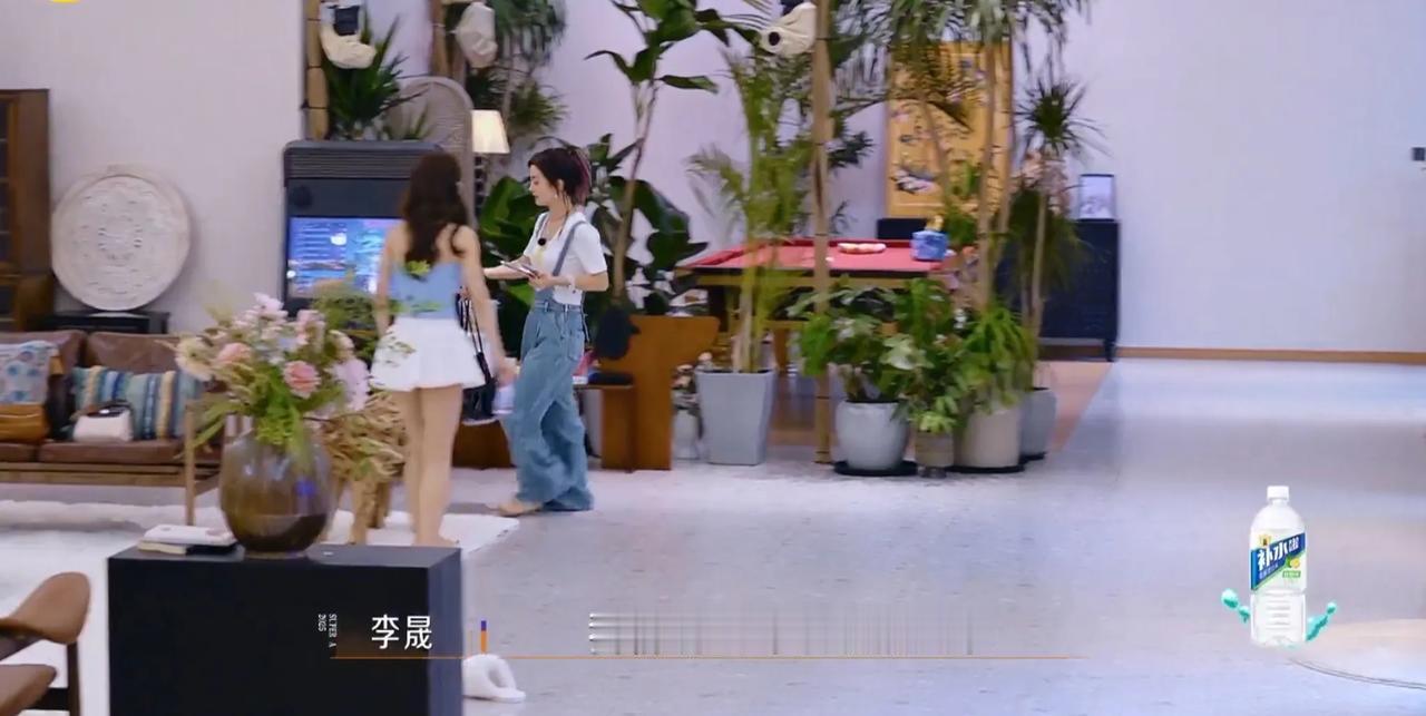 张小婉邀请李晟看恐怖片，
李晟摇头逃跑，
但是在吴宣仪这里迎来了转机，
她第一个