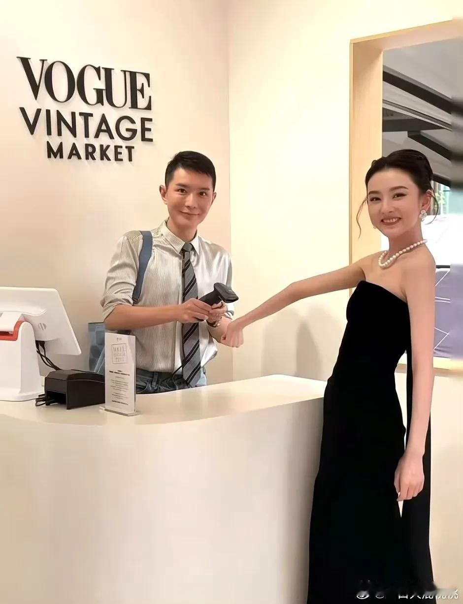 回归娱乐圈，她真的太瘦了  感觉也就是八十斤的样子  当然脸还是很胶原蛋白，表情