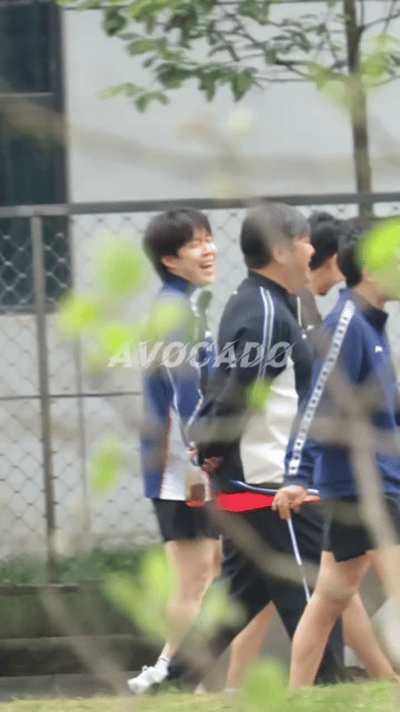 笑死了，头哥下训，这超级大的笑声，河对岸都听见了，响彻整个训练基地的路上。😁