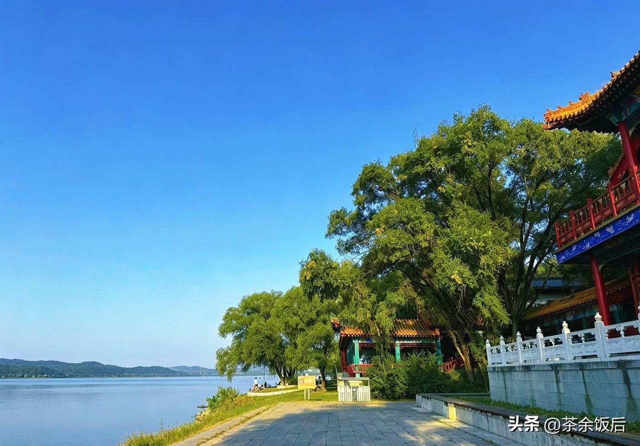 趁着难得的休息日，他独自来到湖边。
 
开阔的湖面安静舒展，碧蓝的天空干净得没有