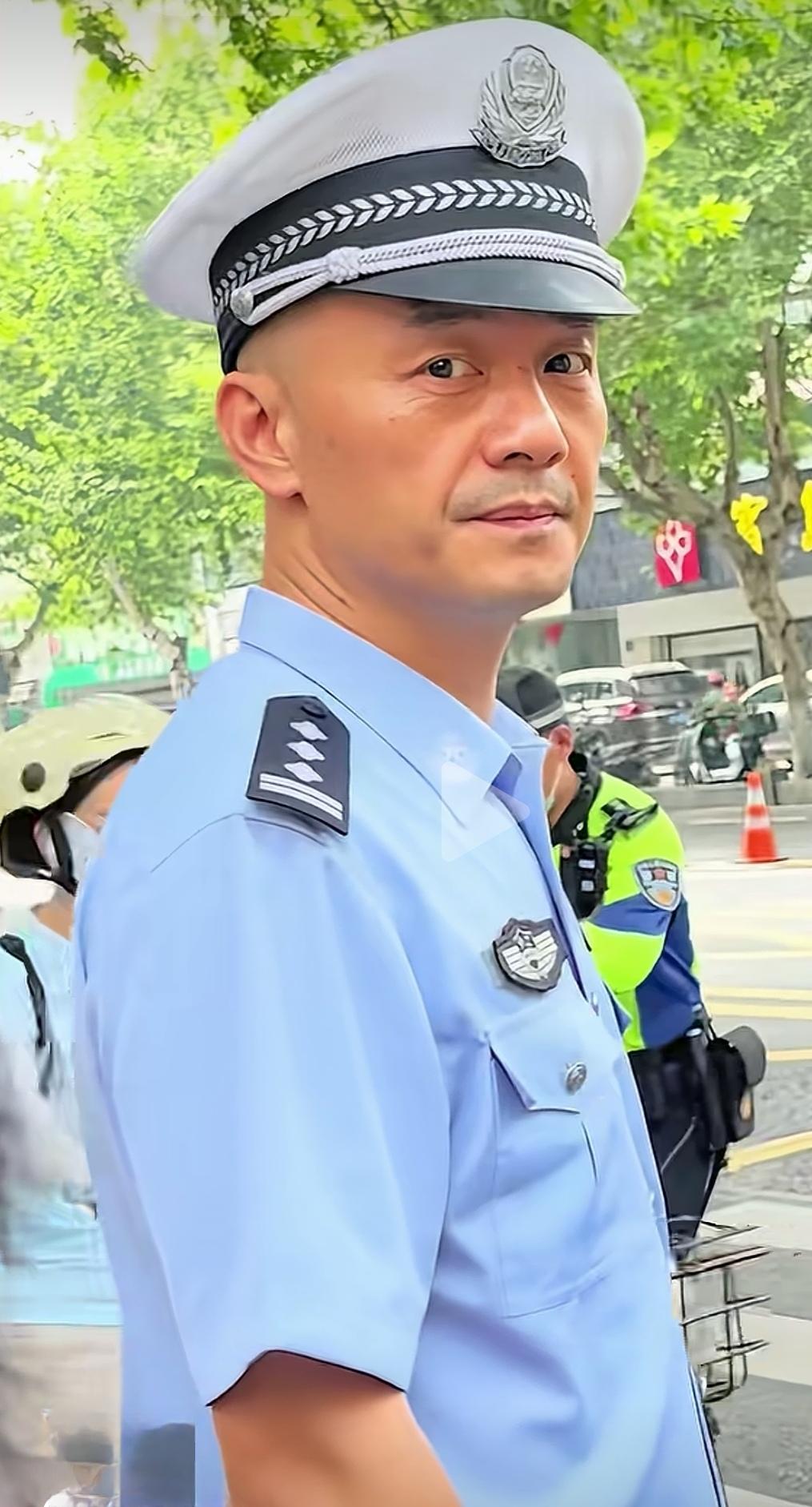 杭州这警官火了，他的火热程度超过了自贡陈俊，犀利的眼神，棱角分明的五官，站在那里