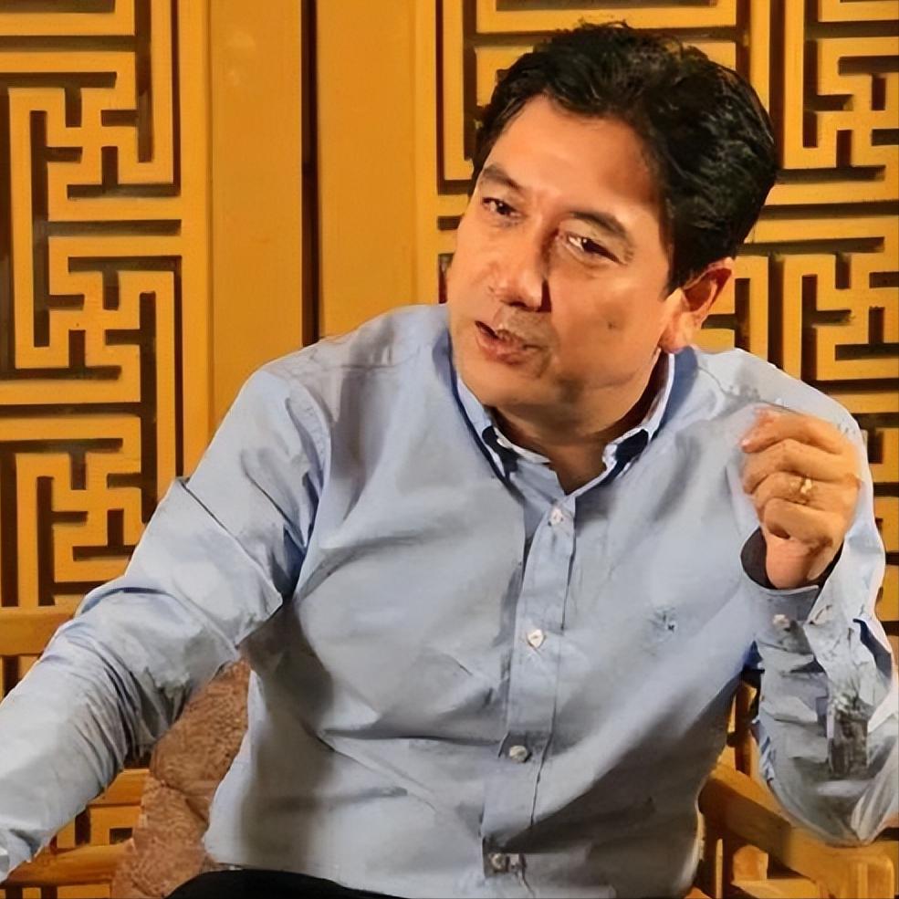 主持人，水均益说，我哥哥一辈子没有结婚，他从小受到过巨大压力，变得内向不爱说话，