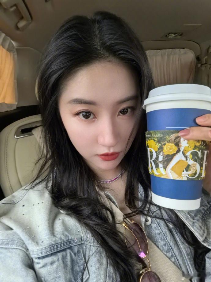 刘亦菲喝黄玫瑰同款咖啡，美美哒
