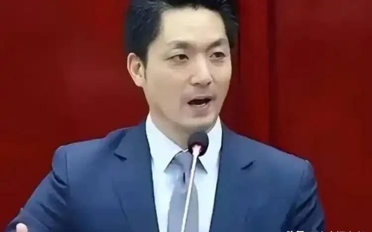 2026年春天，台北市政记者会上，蒋万安被一句连珠炮似的质问戳中死穴：“你连中国