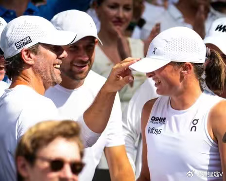 如大家所愿，斯瓦泰克跟费赛特分了。斯瓦泰克与教练结束合作