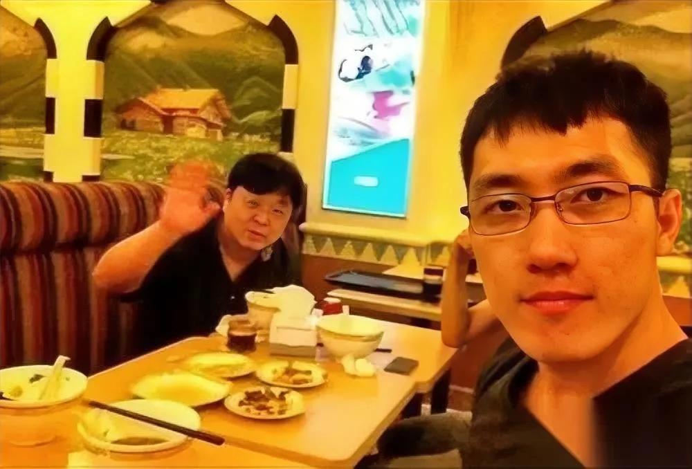 王自如去格力，居然是“负债入职”？

明明上班是赚钱，

他咋还欠了一屁股债？