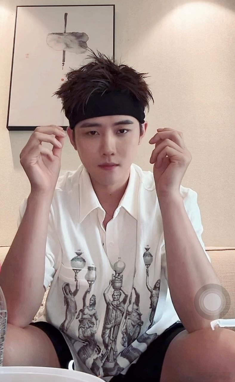 #任豪一个发带让时间倒流5年##任豪再戴发带梦回创造营# 有被直播惊喜到！晚上横