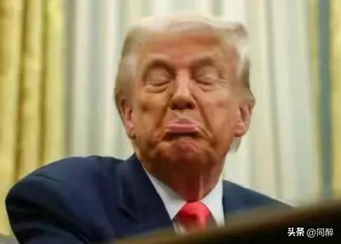 特朗普大抵是得了狂想症，在委内瑞拉蒙了一把，尝到甜头后，转身又将矛头指向了另一个