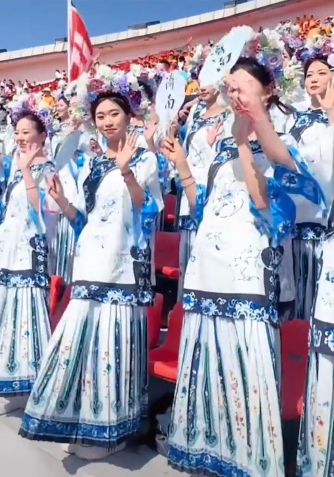 我现在终于明白济南为什么非要用夏雨荷作为济南的经典文化了，因为济南为了夏雨荷这个