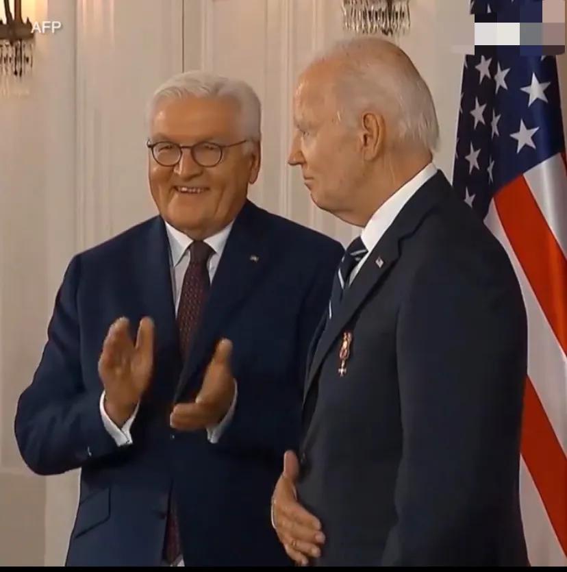 德国总统施泰因迈尔10月18日向到访的美国总统拜登颁发了德国最高勋章，以表彰拜登