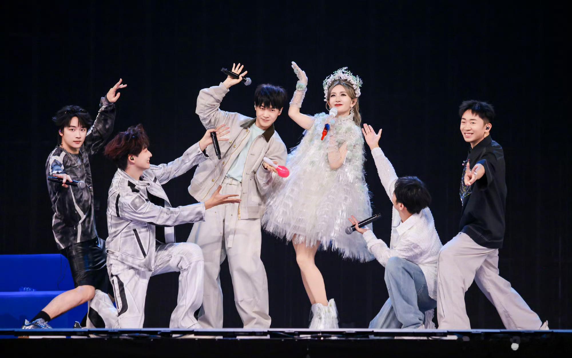 谢娜演唱会全国巡演 看了好六才知道，何老师在娜娜演唱会落泪了，一路互相扶持追梦，