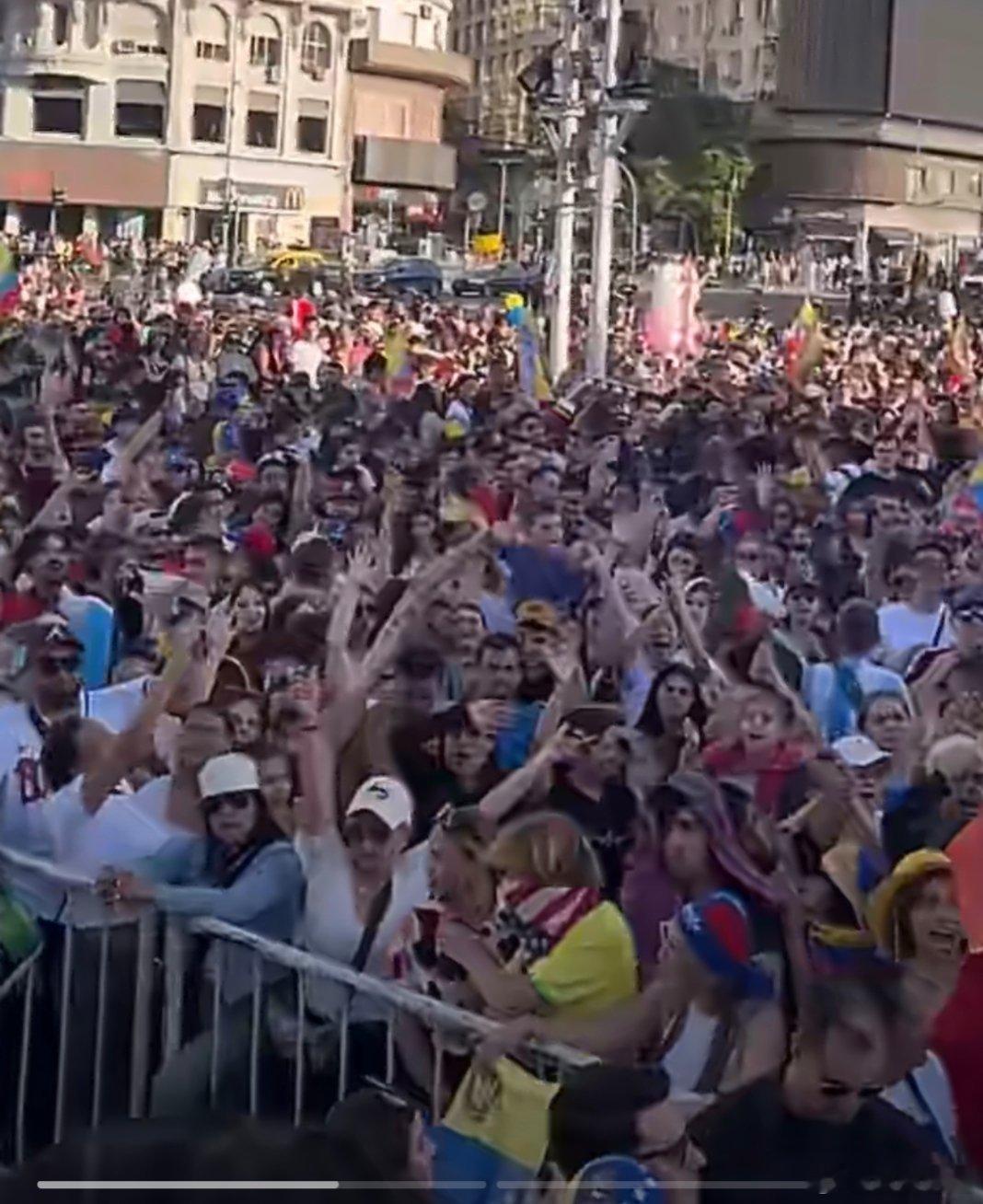 马杜罗戴脚镣走下飞机羊圈倒塌，羊和狼，都在欢呼……