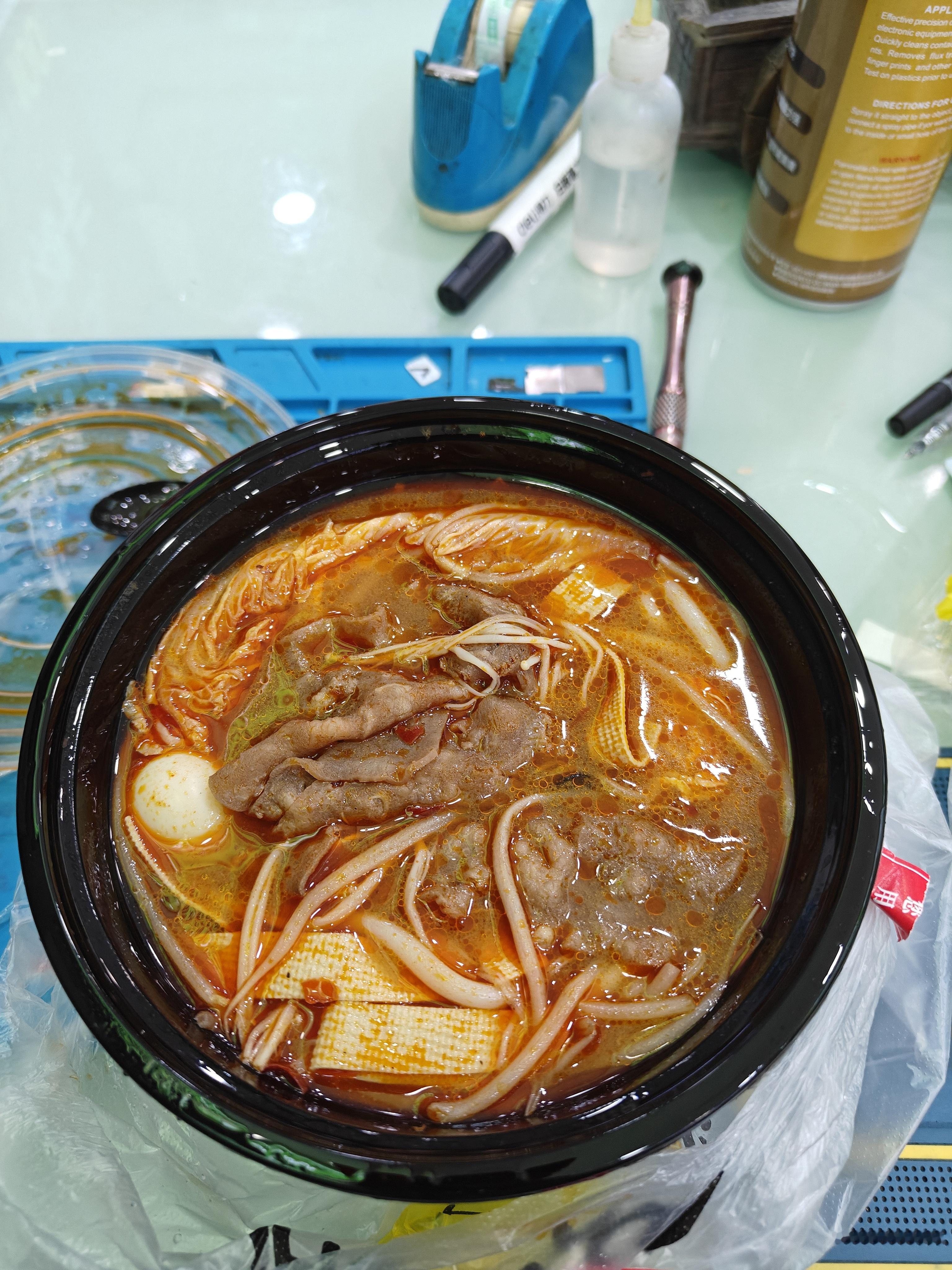 今晚吃云南酸辣云南小米线讨厌一切打扰我吃饭的人，尤其那种明知道你在吃饭，又没意向