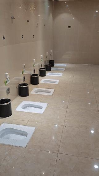 还是第一次见到这样的公共厕所？
厕所里的每个蹲坑之间竟然都没有安装卫生间隔板？