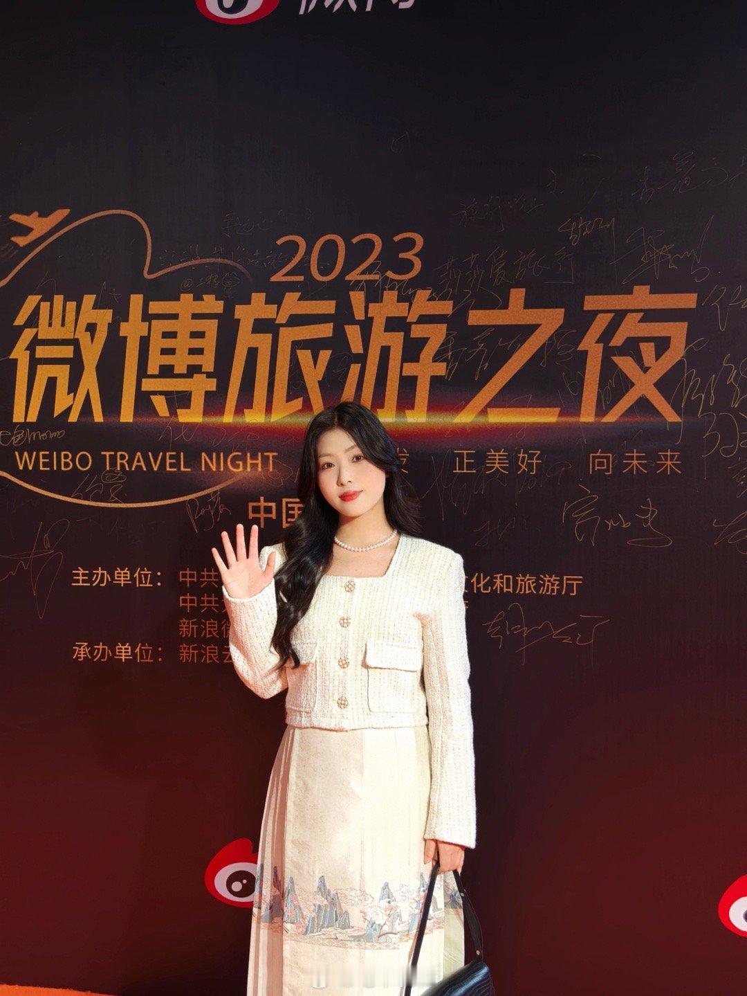 很荣幸参加首届微博旅游之夜，在这个星光璀璨的夜晚，我和小左第一次一起走了红毯，留