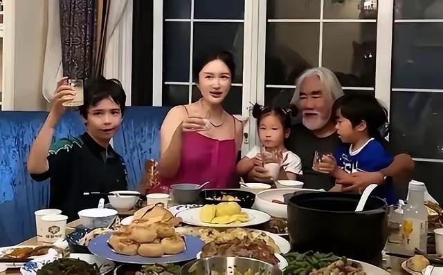 张纪中与小娇妻一家人