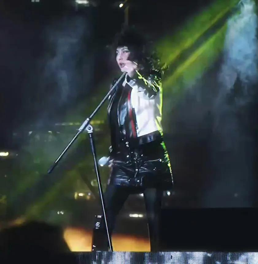 没想到吧，赌王的女儿何超仪居然摇滚起来了！这场面简直是大开眼界。最近她在微博上分