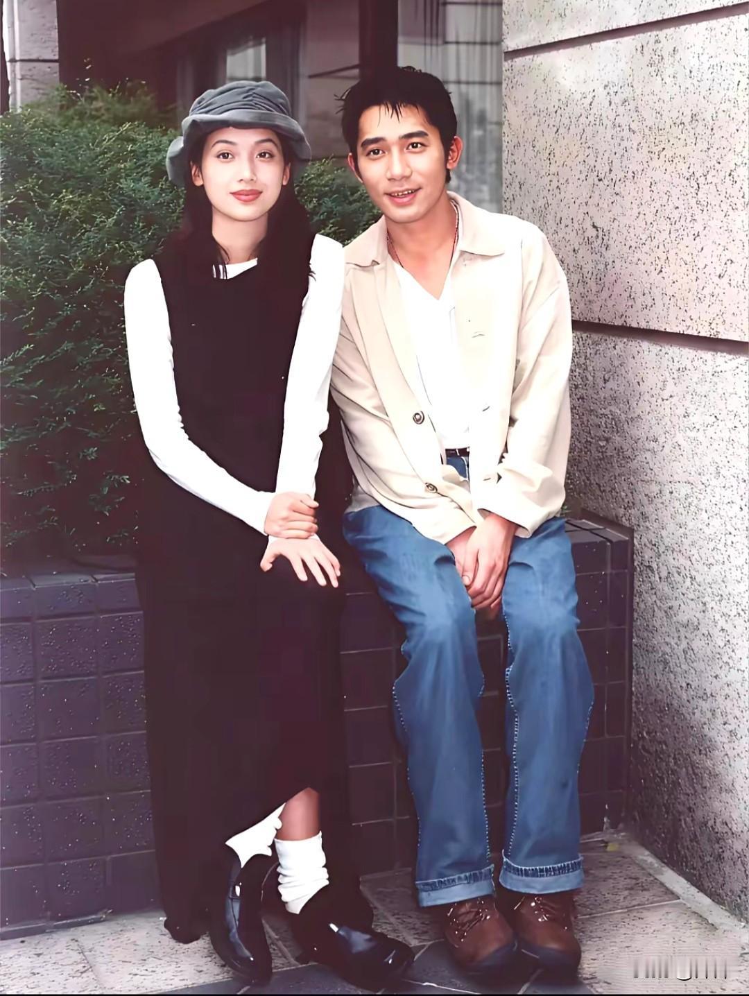 吴倩莲与梁朝伟的同框瞬间，两人是90年代港片黄金期的经典搭档。
 
他们曾合作《