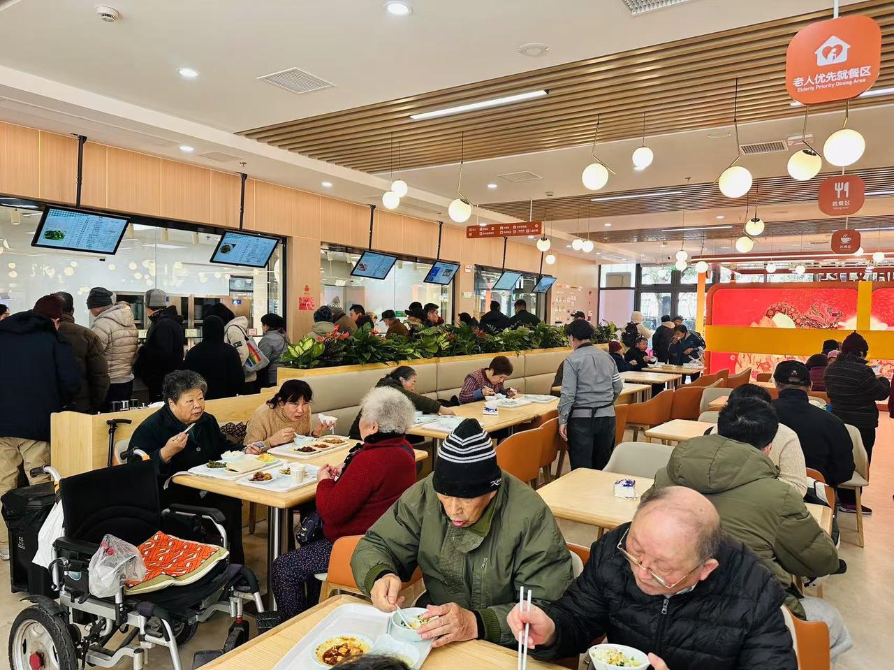 建议社区食堂承办上海的中小学食堂

家有初中孩子，经常抱怨学校伙食。

依我看，