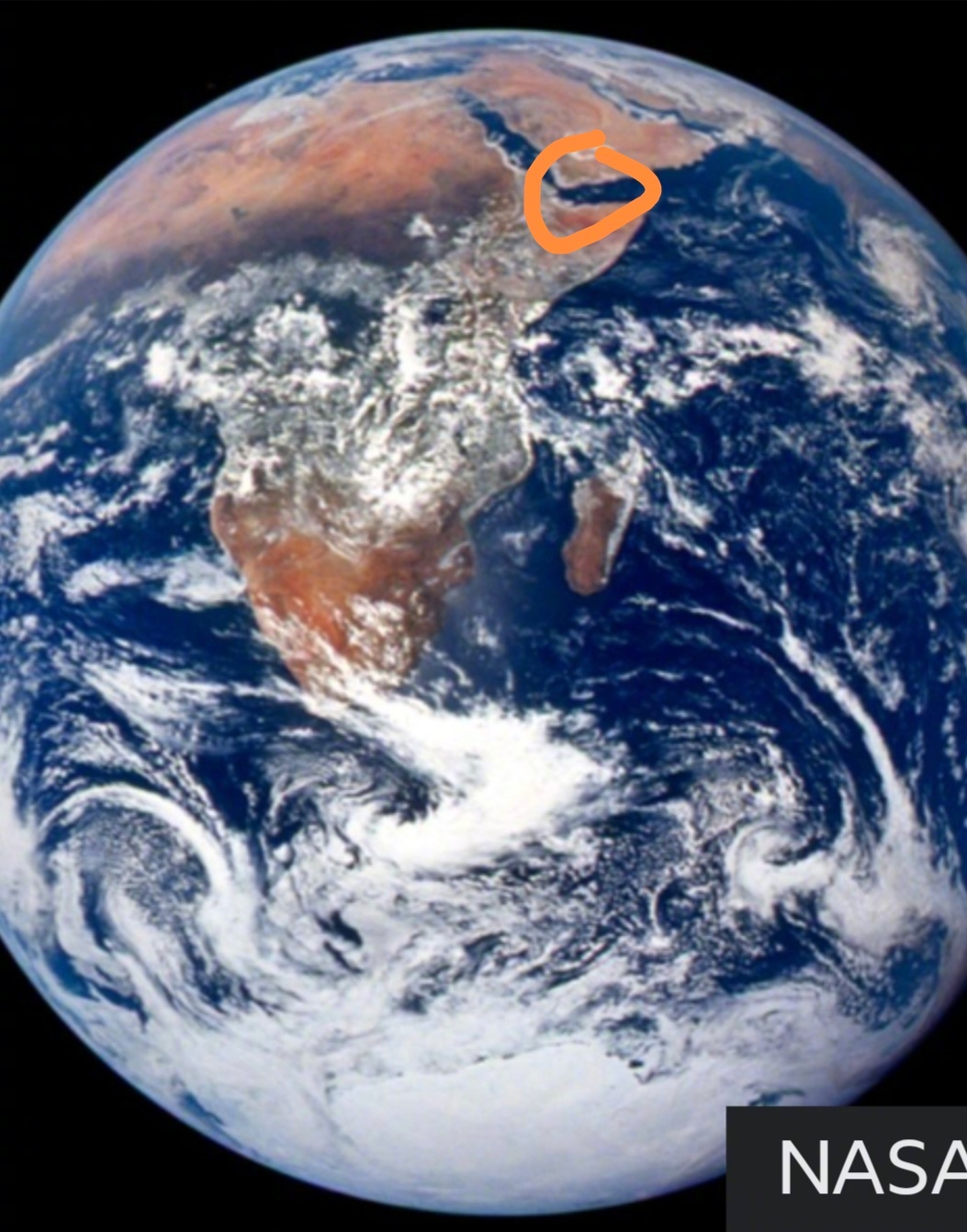 这是美国宇航员从飞船上刚刚拍到的地球照片，而在那个画圈的地方，人类正在自相残杀。