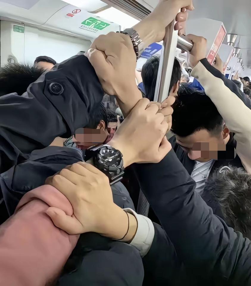 奔波的日子里，撞见了久违的温暖……

早高峰拥挤的公交车上，人挤人人挨人，能挤得