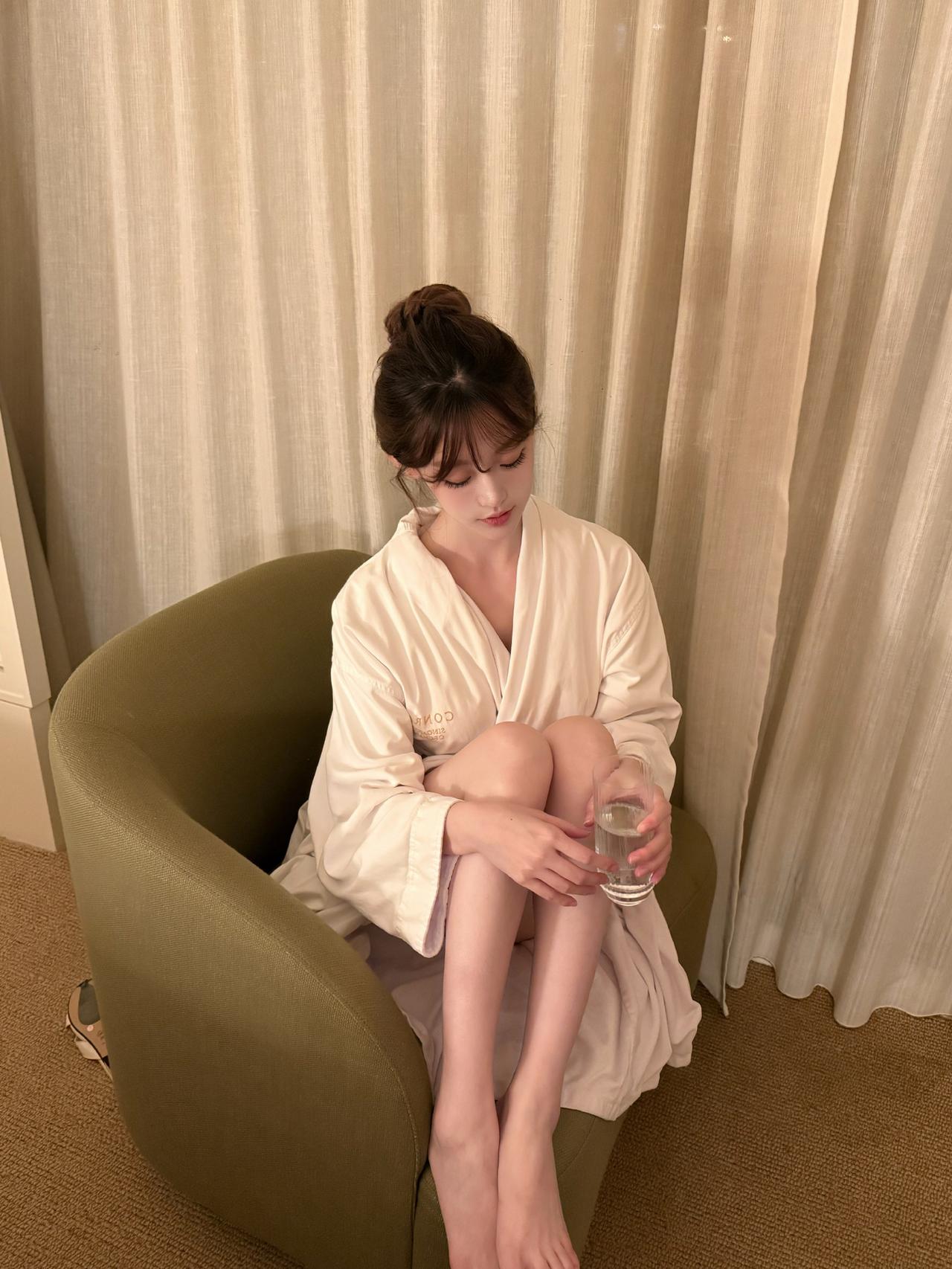 刚洗洗澡觉得自己美美的，不出意外，脑子进水了！泡澡自拍 清透浴照