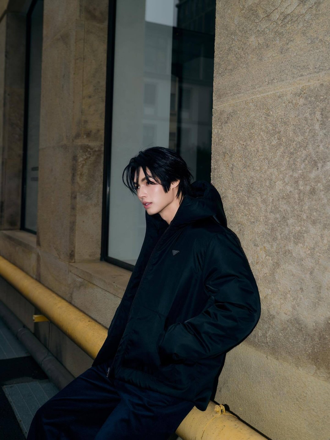 Prada大秀男装周米兰男装周林汉洲米兰街拍氛围感拉满，黑色棉服搭深蓝长裤简约又